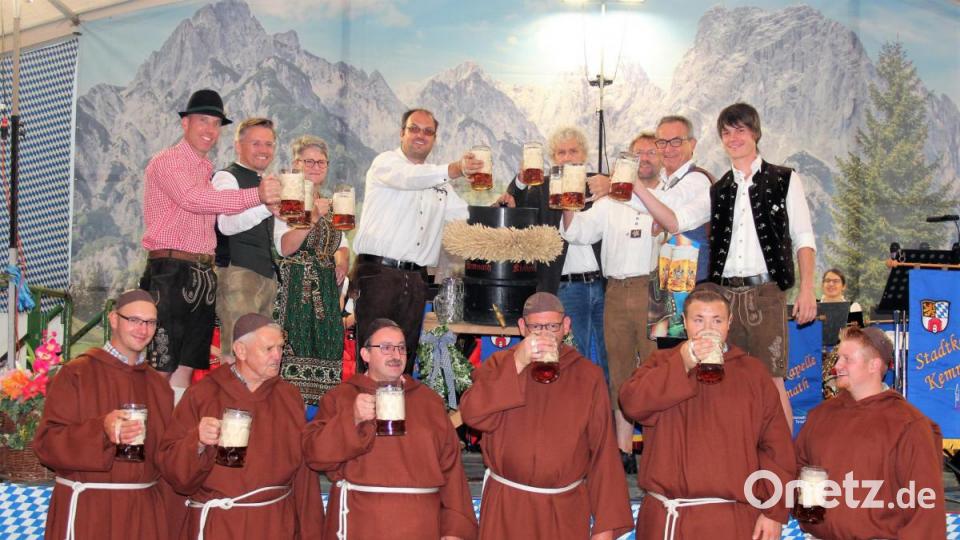 &quot;O&#039;zapft is&quot; - da waren sich alle einig: (von links) LTC John Copeland, MdL Tobias Reiß, 3. Bürgermeisterin Heidrun Schelzke-Deubzer, Co-Festwirt Michael Schinner, Landrat Wolfgang Lippert, 2. Bürgermeister Hermann Schraml, Bürgermeister Werner Nickl sowie Brauerei-Chef Johannes Ponnath. Bild: stg