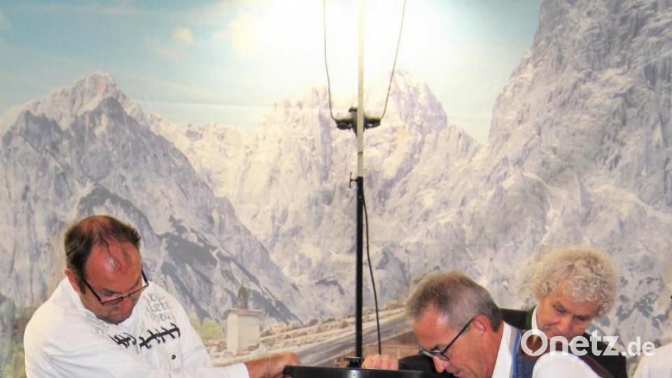 Bürgermeister Werner Nickl - ein Routinier des Bieranzapfens - benötigte zur einen Schlag. Bild: stg
