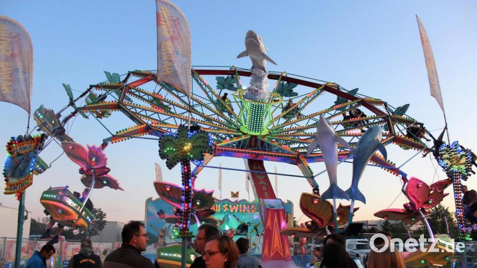 Von „Hawaii Swing“ über „Break Dance“ und Autoscooter können sich die Wiesenfest-Besucher in vielen Fahrgeschäften vergnügen. Bild: stg