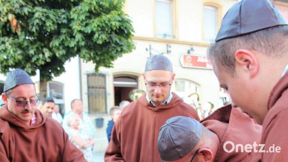 Die &quot;Mönche&quot; brachten die ersten Schlucke Gratis-Festbier unters Volk. Bild: stg