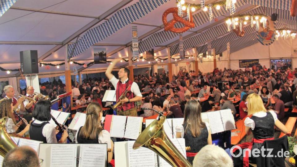 Die Kemnather Stadtkapelle spielte zur Wiesenfest-Eröffnung am Mittwochabend im gut gefüllten Festzelt auf. Bild: stg