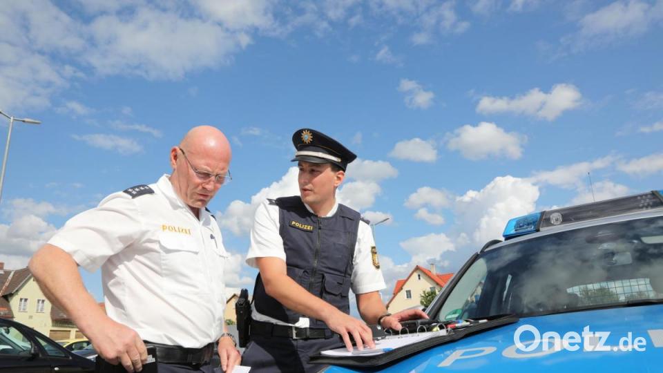 Bombenalarm in Haselmühl. Am Tag vor Mariä Himmelfahrt mussten zahlreiche Einwohner ihre Häuser verlassen. Die Polizei sperrte das Gebiet um die Weltkriegsbombe weiträumig ab. Bild: Wolfgang Steinbacher