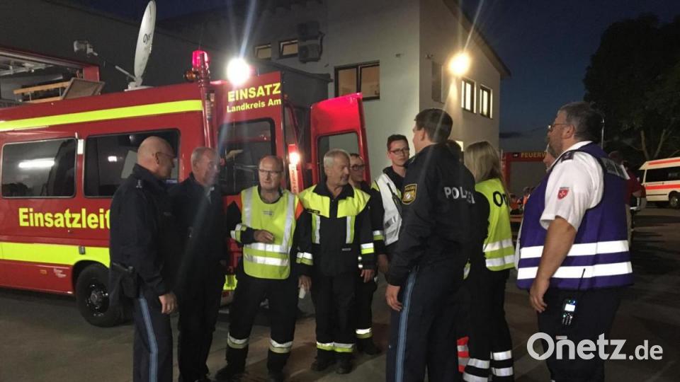 Einsatzbesprechung von Polizei und Rettungskräften vor der geplanten Entschärfung. Bild: Polizeipräsidium Oberpfalz