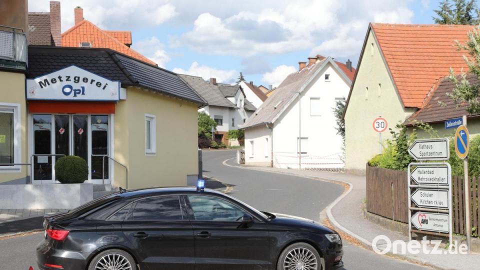 Zivilfahrzeuge der Polizei sperrten die Seitenstraßen ab. Bild: Wolfgang Steinbacher