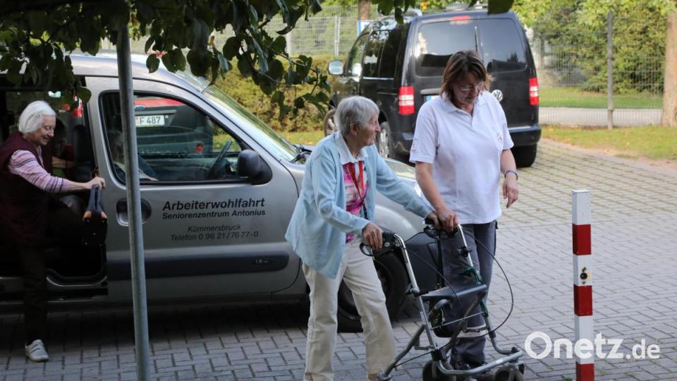 Bombenalarm in Haselmühl. Am Tag vor Mariä Himmelfahrt mussten zahlreiche Einwohner ihre Häuser verlassen. Die Polizei sperrte das Gebiet um die Weltkriegsbombe weiträumig ab. Bild: Wolfgang Steinbacher