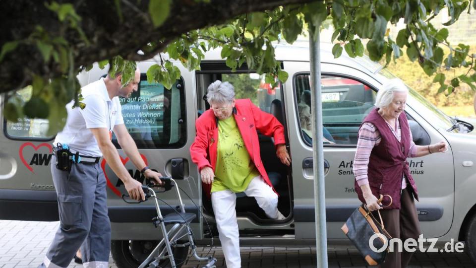 Bombenalarm in Haselmühl. Am Tag vor Mariä Himmelfahrt mussten zahlreiche Einwohner ihre Häuser verlassen. Die Polizei sperrte das Gebiet um die Weltkriegsbombe weiträumig ab. Bild: Wolfgang Steinbacher