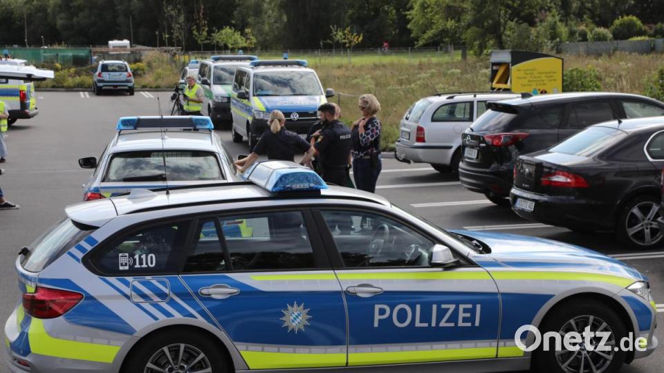 Bombenalarm in Haselmühl. Am Tag vor Mariä Himmelfahrt mussten zahlreiche Einwohner ihre Häuser verlassen. Die Polizei sperrte das Gebiet um die Weltkriegsbombe weiträumig ab. Bild: Wolfgang Steinbacher