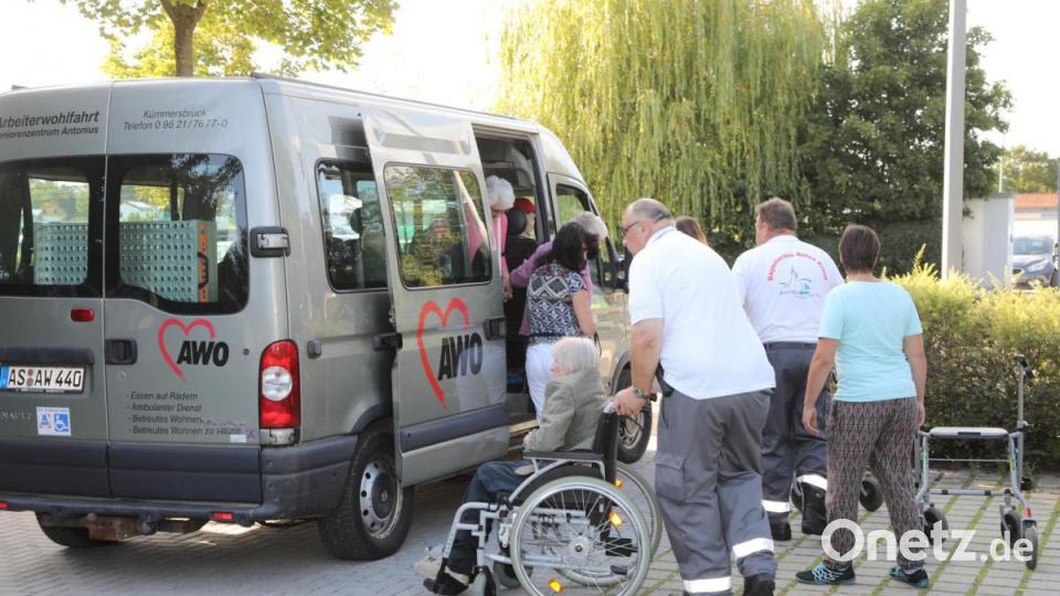 Bombenalarm in Haselmühl. Am Tag vor Mariä Himmelfahrt mussten zahlreiche Einwohner ihre Häuser verlassen. Die Polizei sperrte das Gebiet um die Weltkriegsbombe weiträumig ab. Bild: Wolfgang Steinbacher