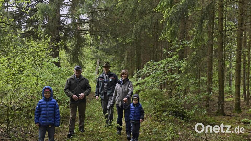 Bild: Hartl
Waldrundgang mit Anna Finger, bei der sie ihre besondere Philosophie der Aufforstung und den Umgang mit den Wald erläutert, Bild: Petra Hartl