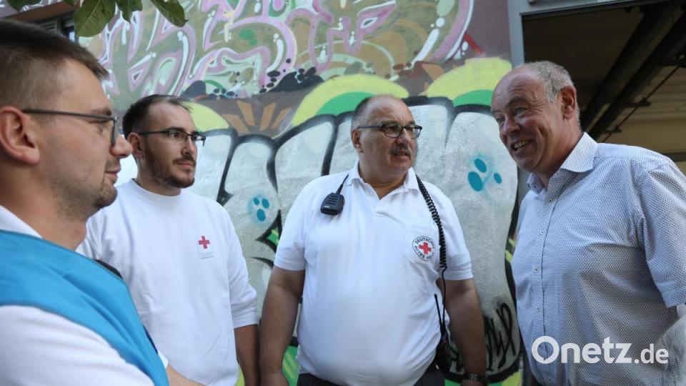 Einsatzbesprechung im Jugendzentrum Amberg mit Bürgermeister Roland Strehl (rechts). Bild: Wolfgang Steinbacher