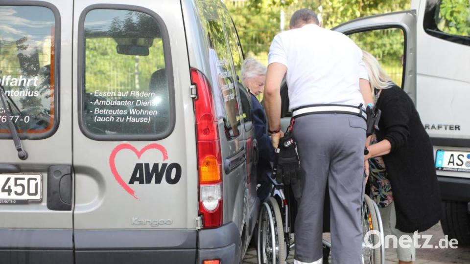 Bombenalarm in Haselmühl. Am Tag vor Mariä Himmelfahrt mussten zahlreiche Einwohner ihre Häuser verlassen. Die Polizei sperrte das Gebiet um die Weltkriegsbombe weiträumig ab. Bild: Wolfgang Steinbacher