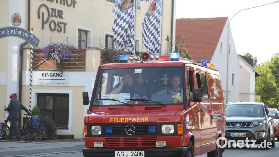 Per Lautsprecher informierte die Feuerwehr die Anwohner über die bevorstehende Evakuierung. Bild: Wolfgang Steinbacher