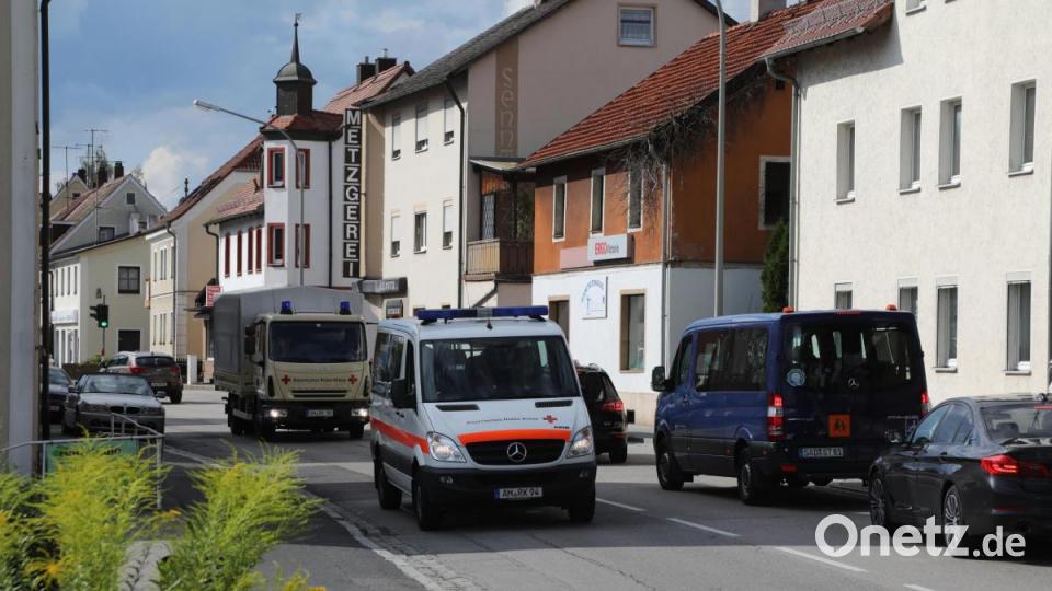 Bombenalarm in Haselmühl. Am Tag vor Mariä Himmelfahrt mussten zahlreiche Einwohner ihre Häuser verlassen. Die Polizei sperrte das Gebiet um die Weltkriegsbombe weiträumig ab. Bild: Wolfgang Steinbacher