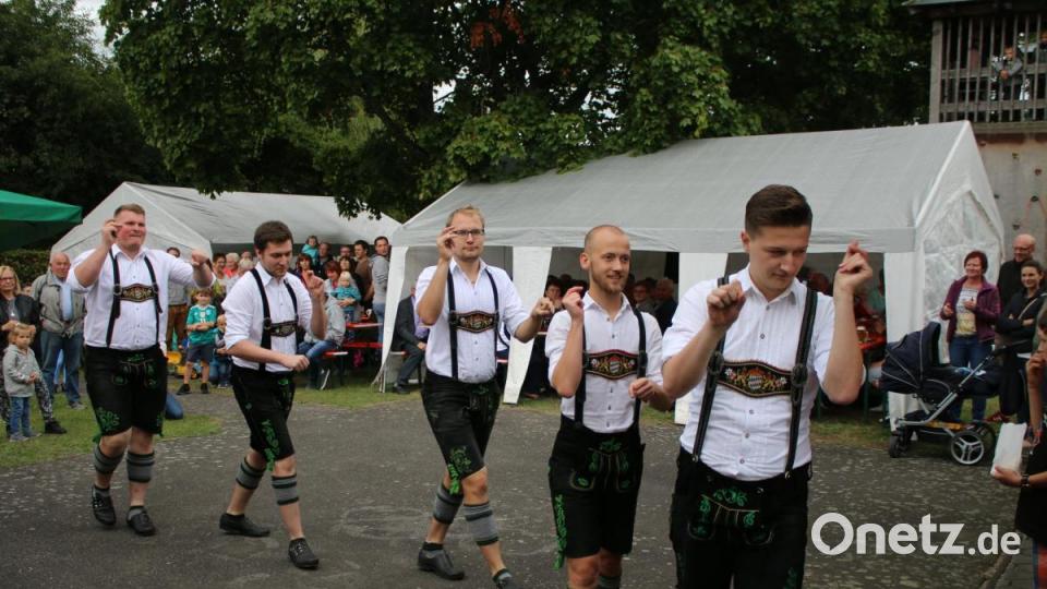 Die Schwarzenbacher Schenkelzinterer sorgten mit ihrem Programm für Freude unter den Gästen. Bild: sne