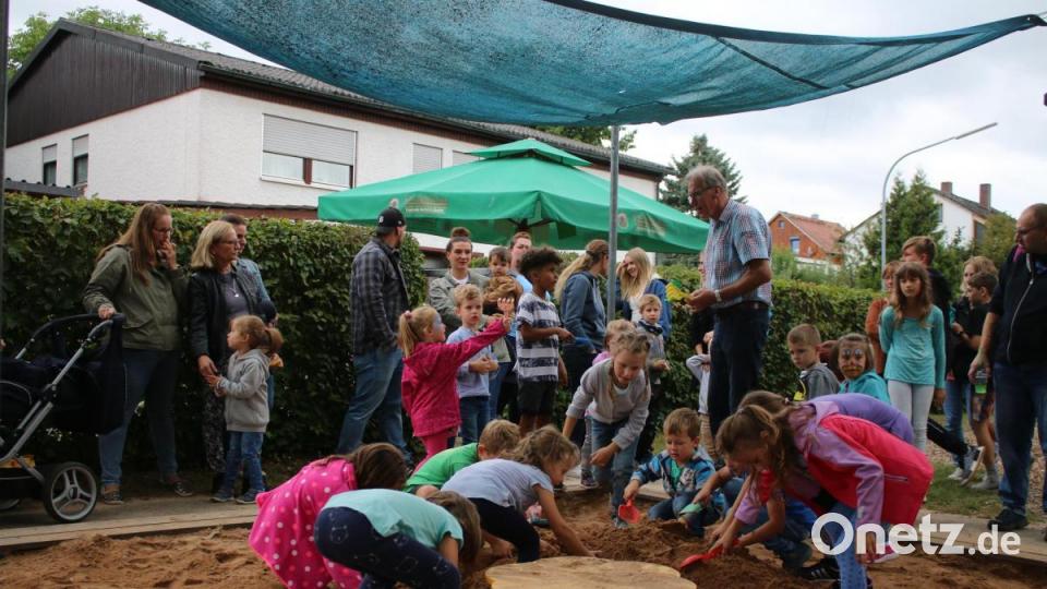 Veranstalter Willi Dötsch hat einen Schatz vergraben. Die Kinder machten sich begeistert auf die Suche. Bild: sne