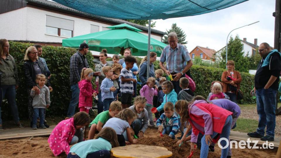Veranstalter Willi Dötsch hat einen Schatz vergraben. Die Kinder machten sich begeistert auf die Suche. Bild: sne