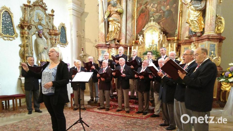 Saskia Krügelstein sang das &quot;Ave, Maria&quot; mit glockenheller Stimme, sonor begleitet vom MGV Traßlberg. Bild: mma