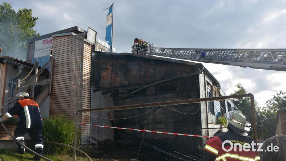 Die Löscharbeiten dauerten auch am Vormittag noch an. Bild: jr