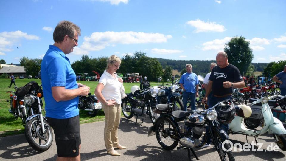 Die Motorräder und Mopeds ließen die Herzen der Zweiradfans höher schlager. Bild: bey