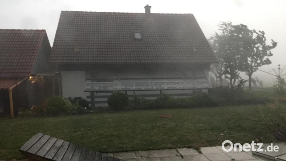 Auf dieser Terrasse in Amberg hat es den Tisch erwischt, außerdem flogen einige Ziegel vom Dach. Bild: Unger, Heike