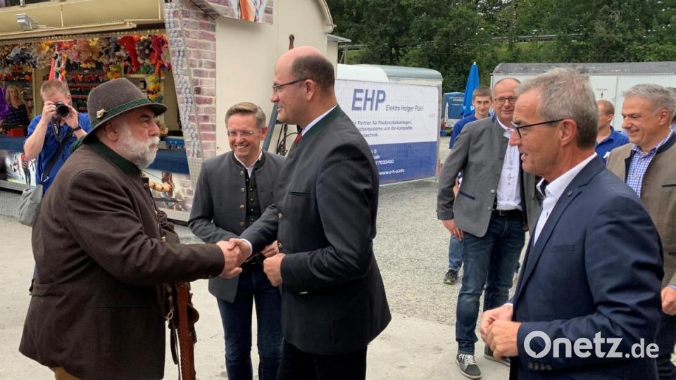 Ein herzliches "Vergelt´s Gott" sagte der Minister auch den Kemnather Böllerschützen für den lautstarken Empfang. Bild: mez