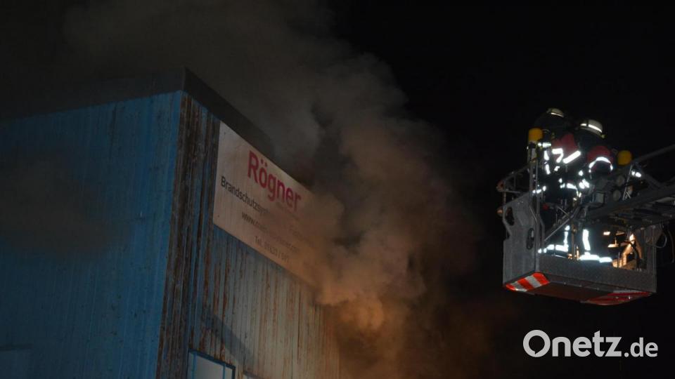 Wertvolle Dienste bei der Brandbekämpfung leisteten die Drehleitern. Bild: jr
