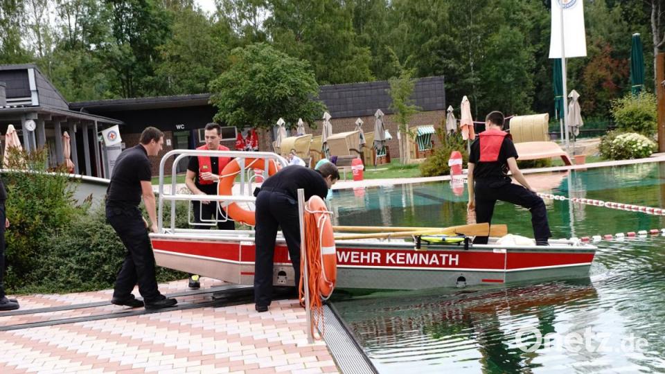 „Stapellauf“ der Kemnather Wehr zur Rettung einer Person mit Herzinfarkt. Bild: bkr
