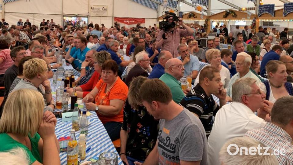 Auch das Fernsehen war vor Ort im Festzelt beim Kemnather Wiesenfest am Samstag Abend. Bild: mez