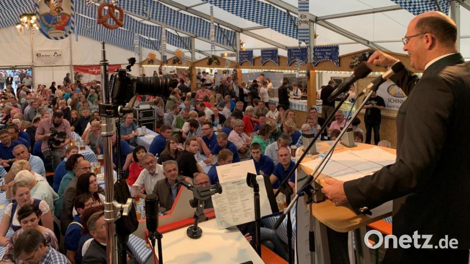 Vor allem an linken und rechten Parteien ließ der ehemalige gelernte Landwirt kein gutes Haar und sprach vielen Zuhörern dabei aus der Seele. Bild: mez