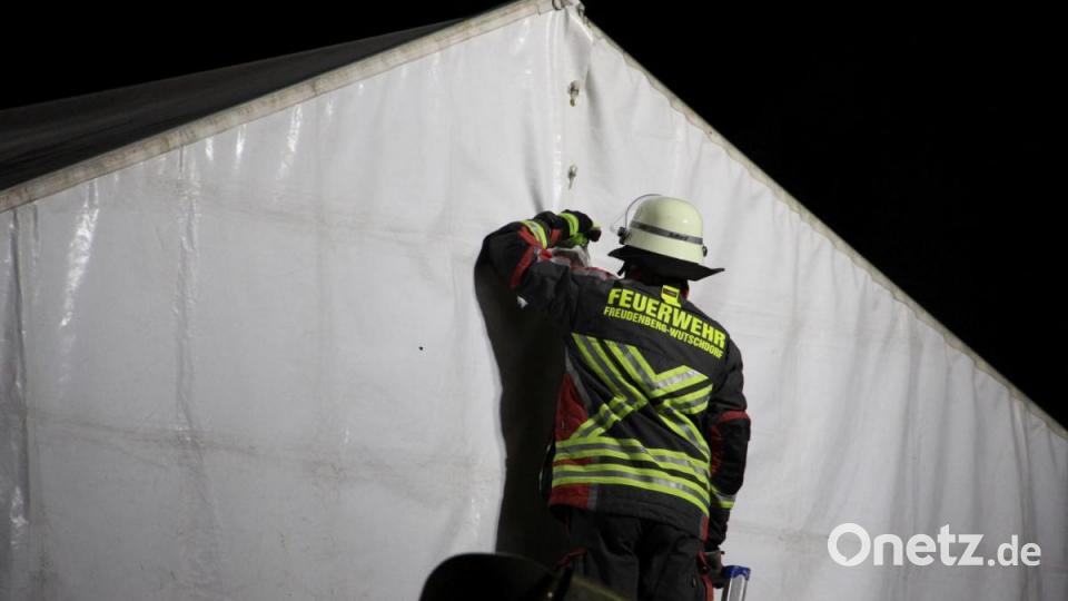 Die Feuerwehr sah sich das Kirwazelt in Etsdorf ganz genau an. Bild: upl