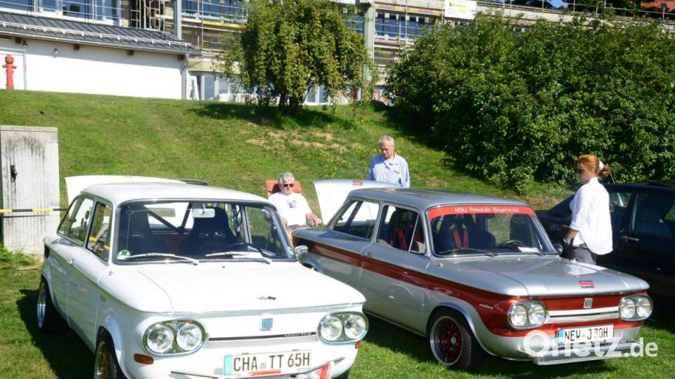 Die Besucher wirft ihren Blick auf die zwei &quot;Prinzen&quot; - von NSU aus Ende der sechziger Jahre. Bild: bey