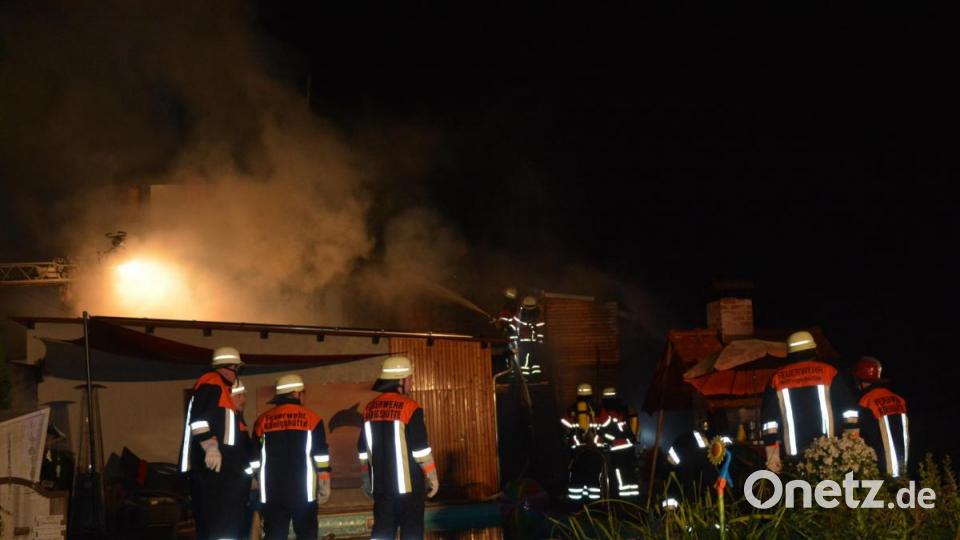 Flammen lodern aus dem Schreinerei-Gebäude. Bild: jr