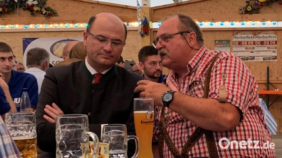 Der Minister konnte sich viel Zeit "im ruhigeren Sommermonat August nehmen" und bei vielen Gesprächen seinen Zuhörern ebenso aufmerksam zuhören. Bild: mez