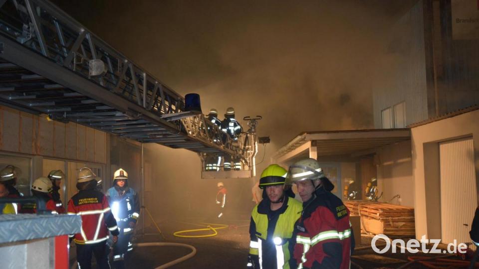 Wegen der Rauchentwicklung ging es teils gespenstisch am nächtlichen Einsatzort zu. Bild: jr