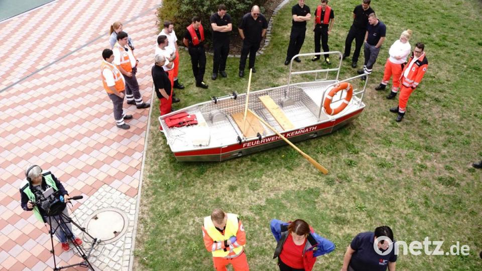 Fest mit der Mannschaft an Land ist das Rettungsboot verbunden und kann schnell zurück gezogen werden. Bild: bkr