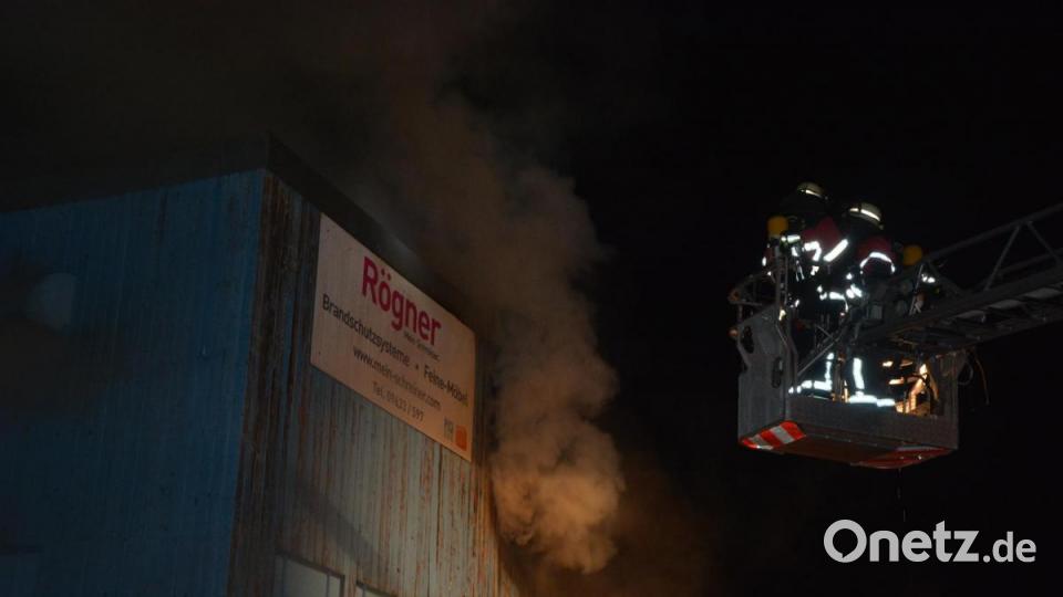 Mit der Drehleiter näherten sich die Einsatzkräfte dem Feuer. Bild: jr