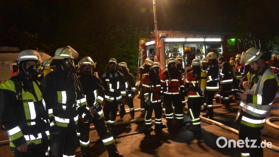 Atemschutzträger warten auf ihren Einsatz. Bild: jr