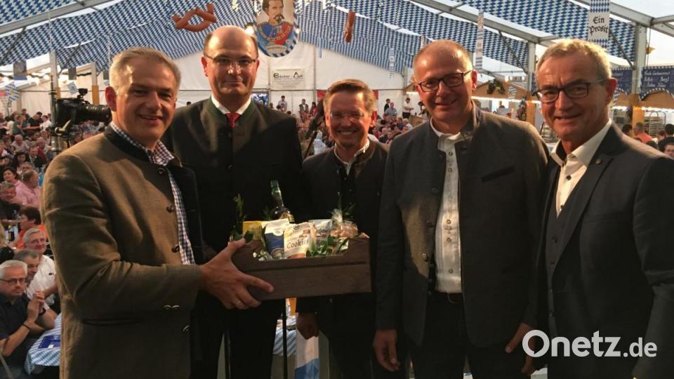 Zum Abschluss gab es ein Fair-Trade-Geschenk für den Minister. Dieser wünschte wiederum den beiden Kandidaten bei der Kommunalwahl im März nächsten Jahres schmunzelnd ein "Rosen für Roman und Roland" im vollen Festzelt zu. Bild: mez