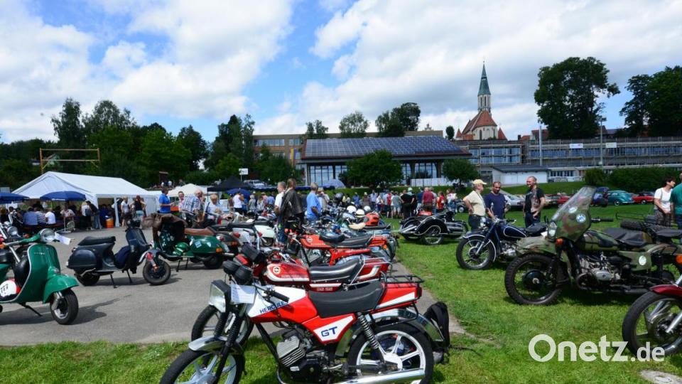 Die Motorräder und Mopeds ließen die Herzen der Zweiradfans höher schlager. Bild: bey