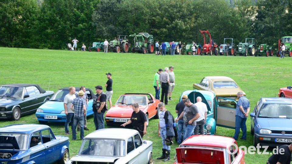 Sauber aufgereiht waren die Young- und Oldtimer (im Vordergrund) und die Bulldogs auf der gegenüberliegenden Seite des Sportplatzes. Bild: bey