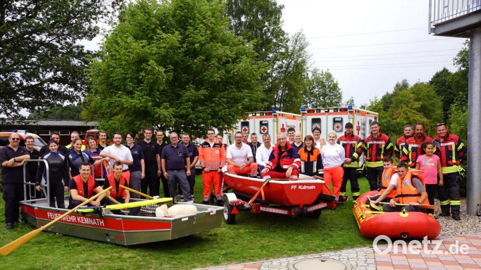 Gruppenbild der Teilnehmer mit Dr. med. Roland Vogel ganz vorne auf dem Feuerwehrboot der Fw Kulmain. Bild: bkr