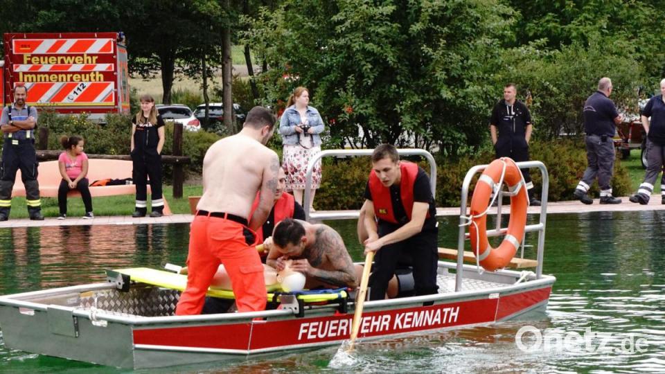Mit der Herz-Lungen-Wiederbelebung wird sofort auf dem Boot begonnen. Bild: bkr
