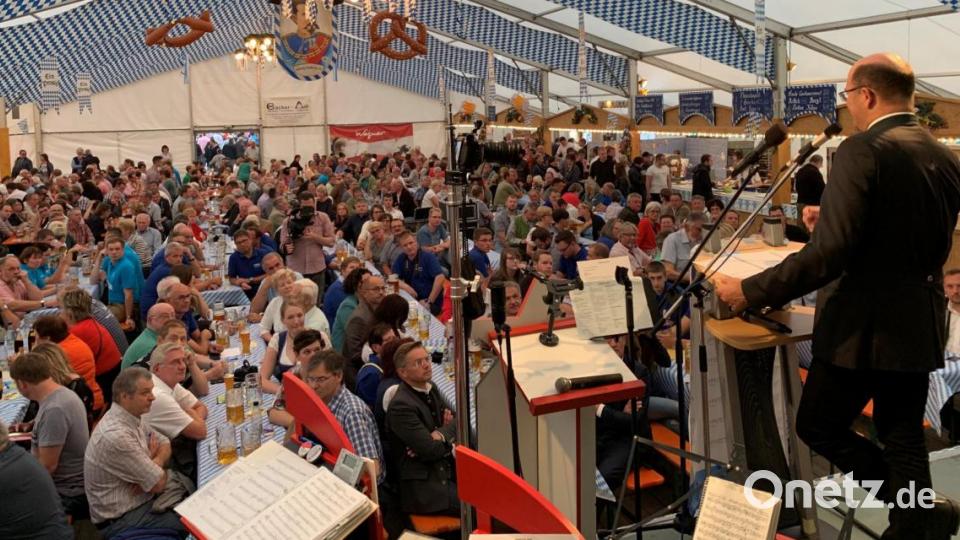 Gut gefüllt war das Festzelt beim CSU-Dämmerschoppen beim Kemnather Wiesenfest. Mit ehrlichen und offenen Worten gepaart mit ein paar deftigen Sprüchen gegen Links und Rechts fühlte sich Staatsminister Albert Füracker spürbar wohl in Kemnath. Bild: mez