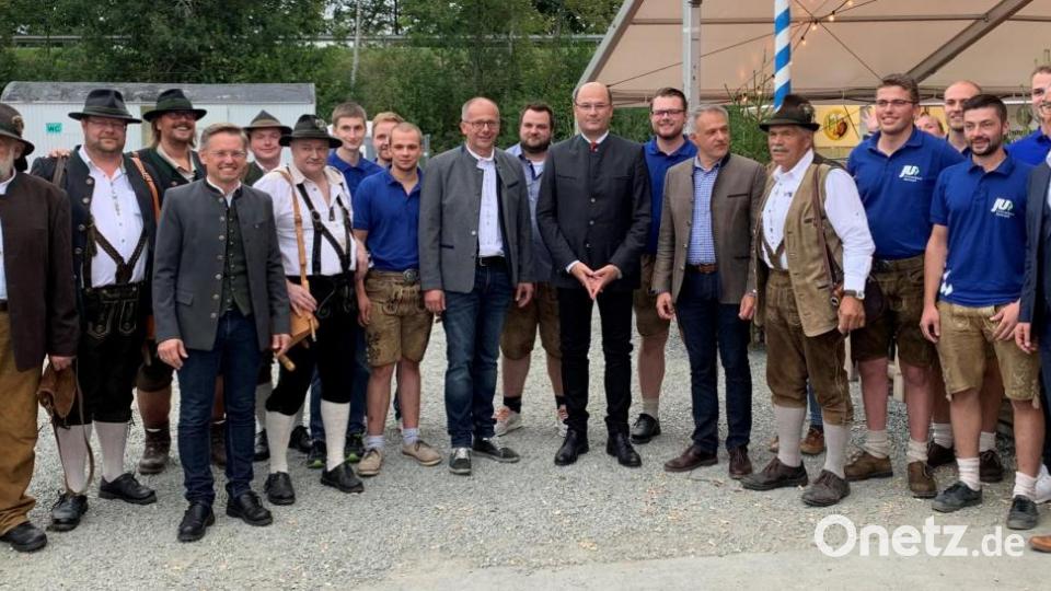 Die Kemnather Böllerschützen und die Junge Union Kemnath hießen den Minister bereits vor dem Festzelt herzlich willkommen. Bild: mez