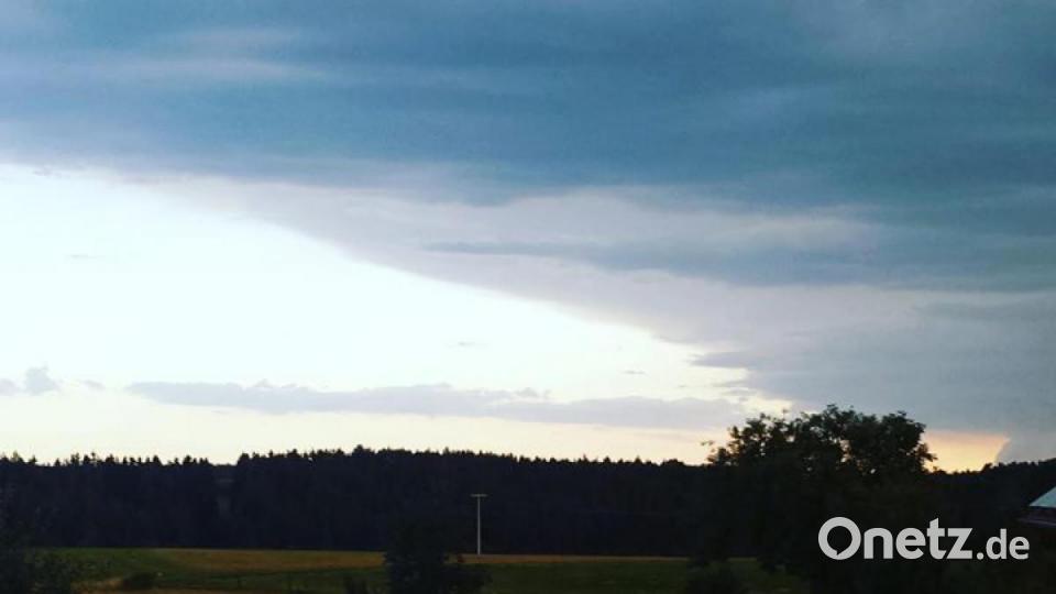 Ein Unwetter ist am Sonntag, 18. August, über die Oberpfalz hinweg gezogen. Unsere Leser haben Fotos geschickt. Bild: Roter Engel