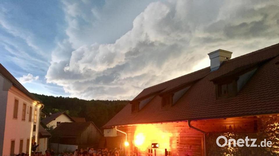 Die Ruhe vor dem Sturm: Wenig später fiel beim Open-Air in Freudenberg der Strom aus. Die Veranstaltung wurde abgebrochen.. Bild: upl