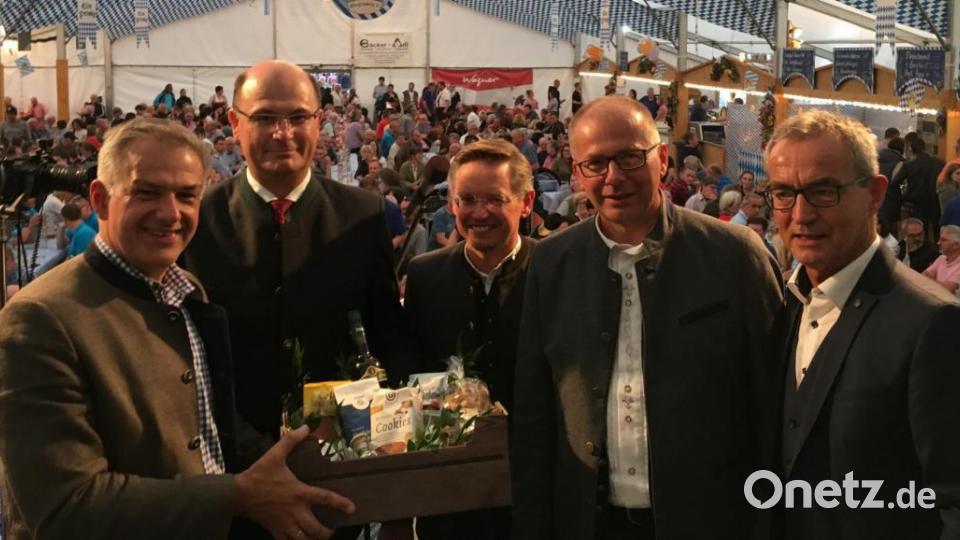 Ein kleines Geschenk aus der Fair-Trade-Stadt Kemnath für den Minister, welcher wiederum für die Kommunalwahl "Rosen für Roman und Roland " den beiden Kandidaten wünschte. Bild: mez