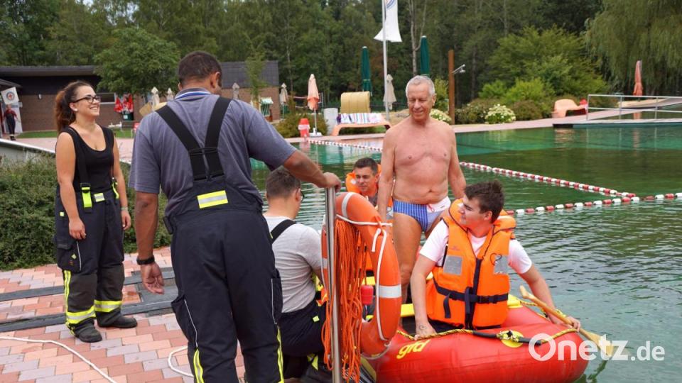 Eine andere Aufgabe hatte die Feuerwehr Immenreuth. An Bord ihres Bootes war Dr. med. Roland Vogel. Bild: bkr