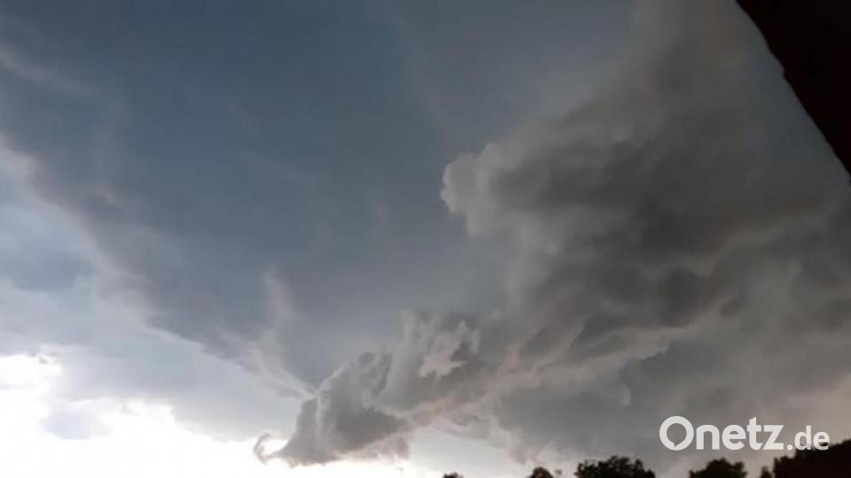 Ein Unwetter ist am Sonntag, 18. August, über die Oberpfalz hinweg gezogen. Unsere Leser haben Fotos geschickt. Bild: Reni Pirzer