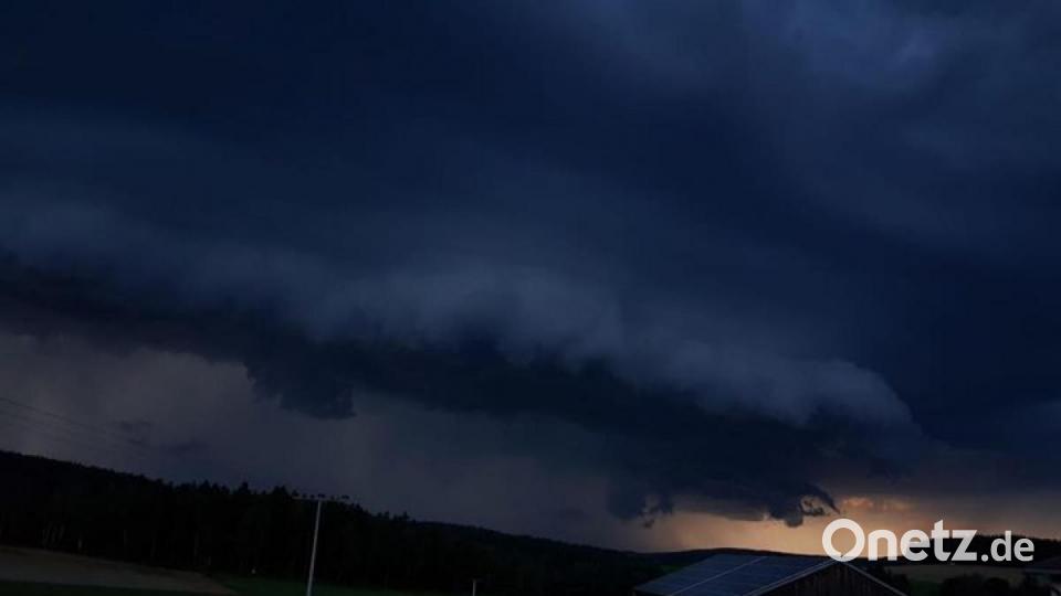 Ein Unwetter ist am Sonntag, 18. August, über die Oberpfalz hinweg gezogen. Unsere Leser haben Fotos geschickt. Bild: Tobias Maier